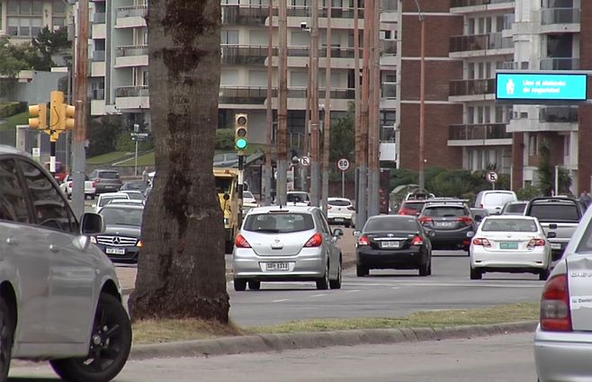 autos-tránsito-montevideo-patente-rambla.jpg