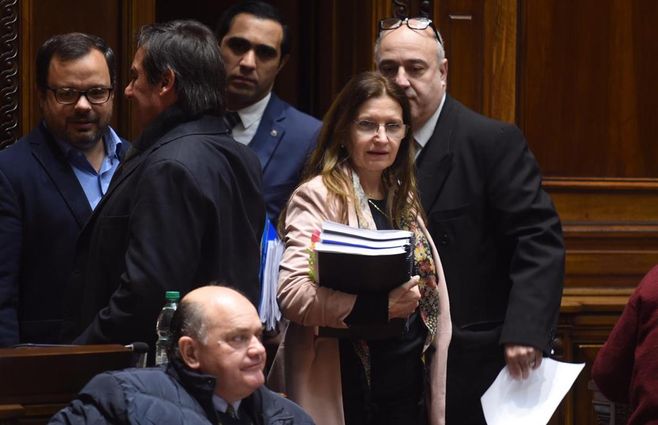 Ministra de Salud Karina Rando ingresa a la interpelación por cierre de Casa de Galicia. Foto: FocoUy.