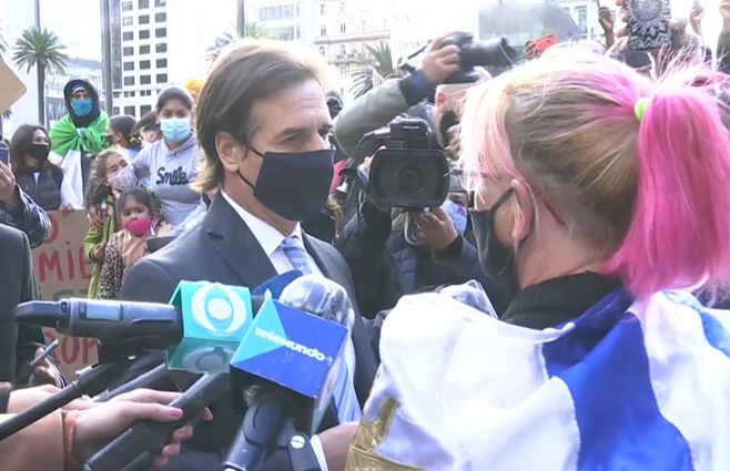 Lacalle Pou con vecinos del asentamiento Nuevo Comienzo en la plaza Independencia.