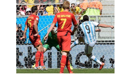 Argentina ganó 1-0 a Bélgica y pasó a semifinales sin despeinarse