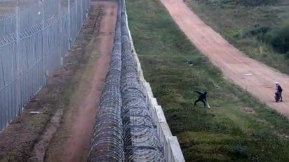 detenidos in fraganti cuando arrojaban droga y celulares para adentro de la carcel