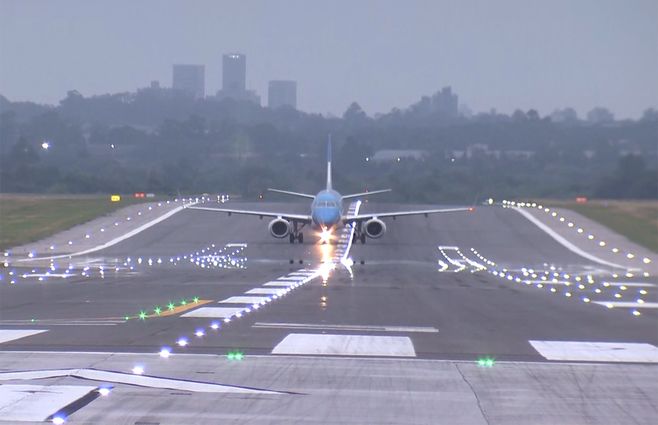 aeropuerto-avion-pista-aterrizaje-carrasco