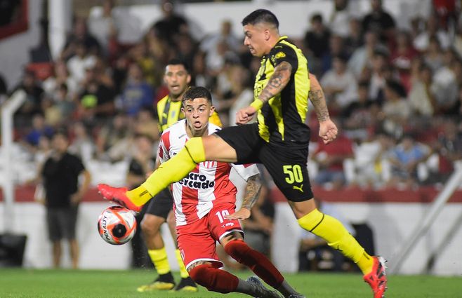 Peñarol y River Plate se enfrentan en el Parque Saroldi por el Torneo Apertura. Foto: Foco UY