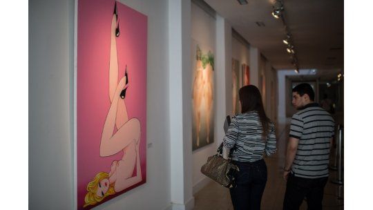 Llamativa exposición sobre traseros femeninos en Brasil