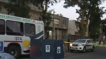 un peaton fue embestido primero por un auto y luego por un omnibus en la zona del buceo