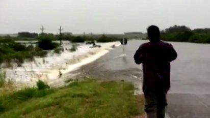 Inundación en Ruta 6 kilómetro 120. Un autyo fue arrastrado por la correntada. Así vivió el Uruguay rural las lluvias de las últimas jornadas.&nbsp;