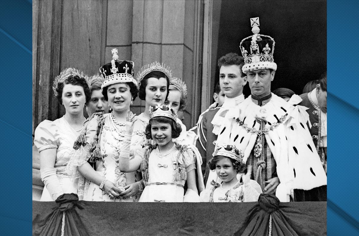 La reina Isabel (2.ª izquierda, futura reina madre), su hija, la princesa Isabel (4.ª izquierda, futura reina Isabel II), la reina María (centro), la princesa Margarita (5.ª izquierda) y el rey Jorge VI (derecha), posan en el balcón del Palacio de Buckingham el 12 de mayo de 1937. Foto: AFP &nbsp;
