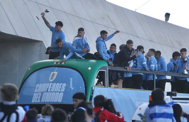 Foto: FocoUy. La selección uruguaya sub 20 llegó y comenzó la caravana hacia el estadio Centenario. 