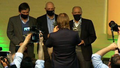 El presidente Lacalle Pou le sac&oacute; una foto con su celular a los cient&iacute;ficos Paganini, Radi y Cohen.