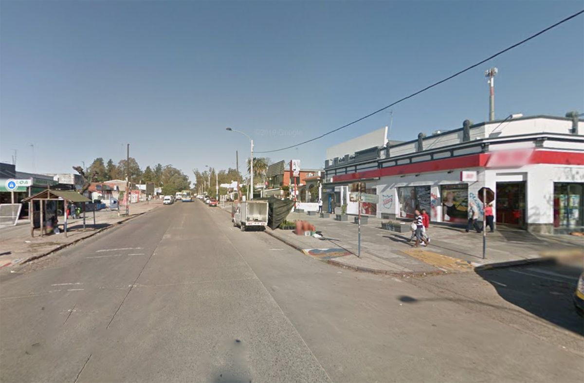 Robó un supermercado, huyó en moto, chocó contra un taxi y fue detenido
