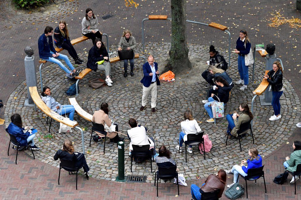 Un profesor holandés de la Universidad Roosevelt College ofrece una introducción a la ciencia a 25 estudiantes en una plaza en el centro histórico de Middelburg.&nbsp;