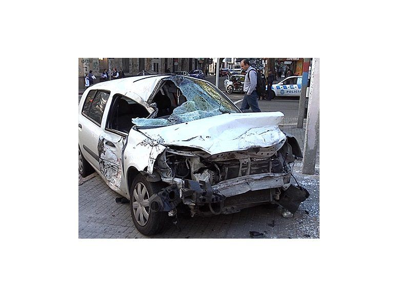 Espectacular accidente entre un camión de Bomberos y un auto
