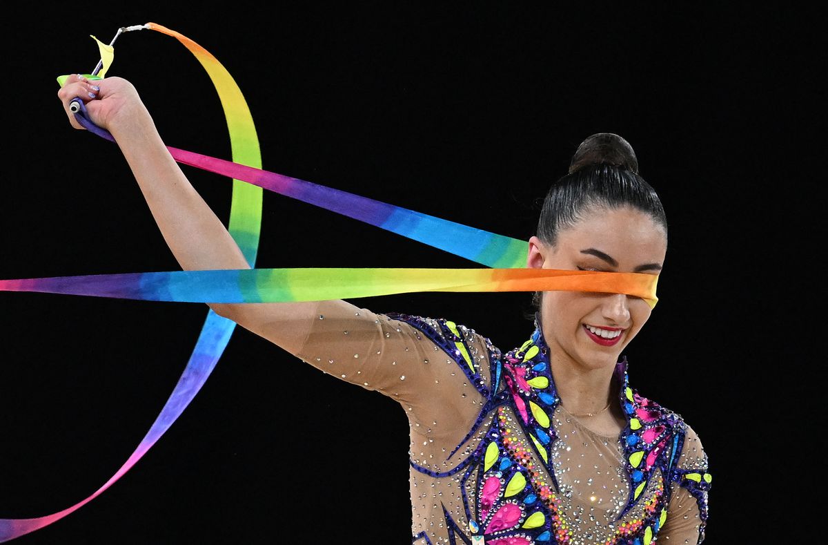 La australiana Alexandra Kiroi-Bogatyreva compite durante la ceremonia de entrega de medallas para el evento de gimnasia rítmica con cinta en el Arena Birmingham, el noveno día de los Juegos de la Commonwealth en Birmingham, centro de Inglaterra, el 6 de agosto de 2022. Foto: AFP.