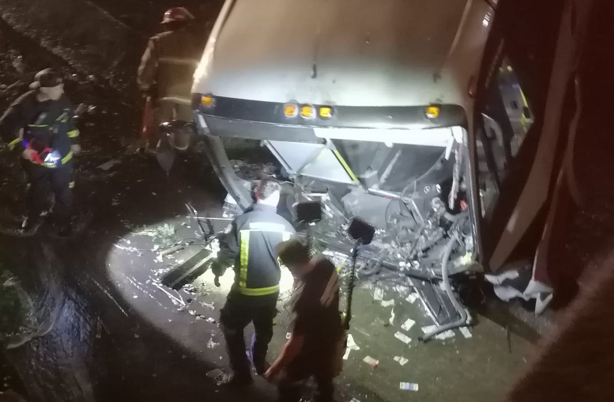 Foto cedida a Subrayado. Bomberos trabajan en el lugar donde cayó el ómnibus. Foto cedida a Subrayado. Bomberos trabajan en el lugar donde cayó el ómnibus.
