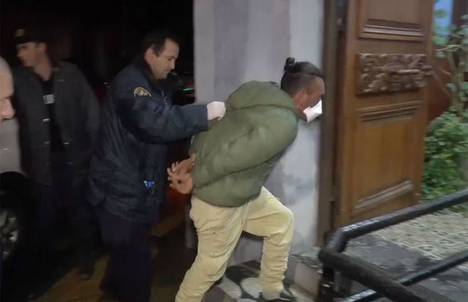 El Cachila conducido al despacho de la jueza Rossana Ortega. 