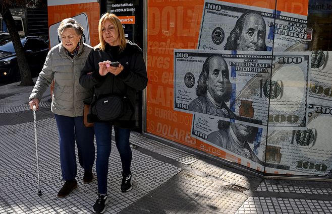 gente-dolares-argentina-afp.jpg