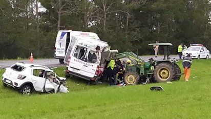 choque frontal entre ambulancia y auto dejo dos muertos y un herido