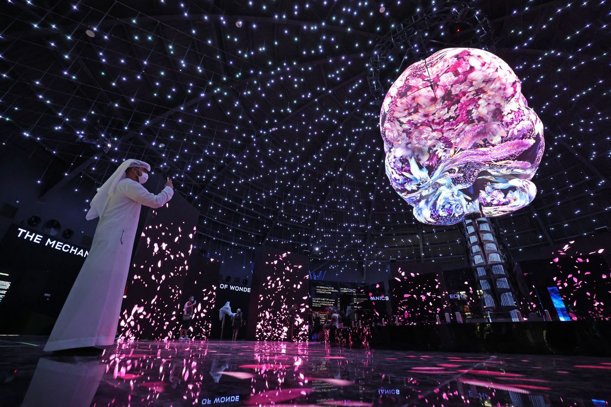 Un visitante toma fotografías dentro del Pabellón Ruso de la Expo 2020, en Dubai.