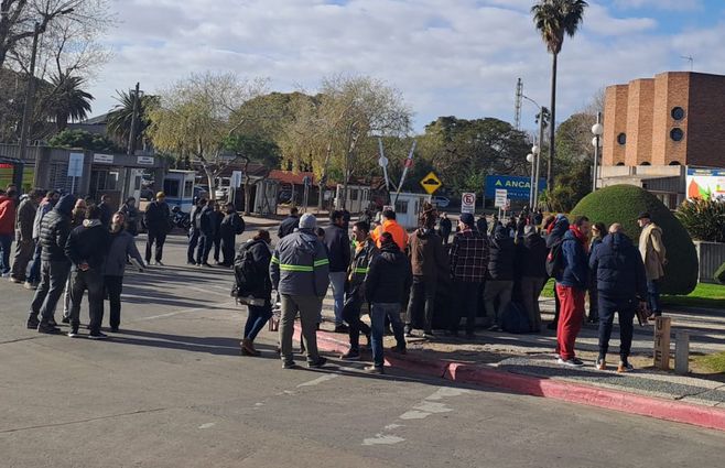 El sindicato de Ancap de paro y en asamblea frente a la refinería de La Teja. Foto: Valeria De Los Santos, periodista de Subrayado.