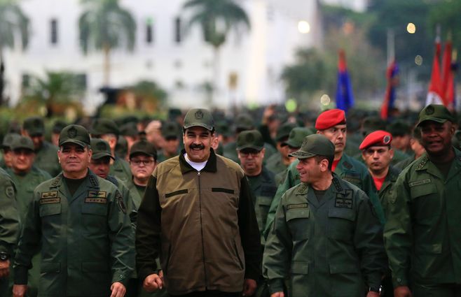 Maduro-sonríe-militares-AFP.jpg