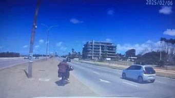 testigo de un robo persiguio a los ladrones y los choco en la rambla de carrasco: un delincuente ya fue condenado