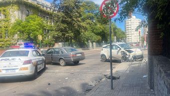 conductor cruzo con luz roja y choco a otro vehiculo; un hombre de 69 anos resulto con varias lesiones