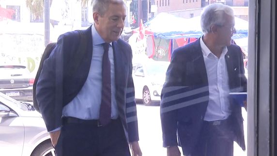 El ministro de Economía, Gabriel Oddone, y el ministro de Trabajo, Juan Castillo, llegando a la Torre Ejecutiva este mediodía.&nbsp;