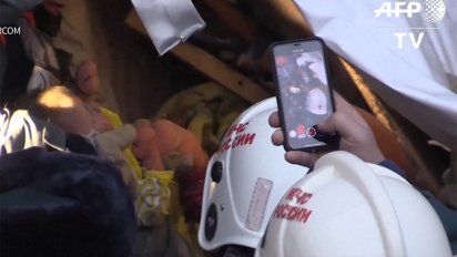 rescatan a bebe de 10 meses de entre los escombros de edificio destruido en rusia
