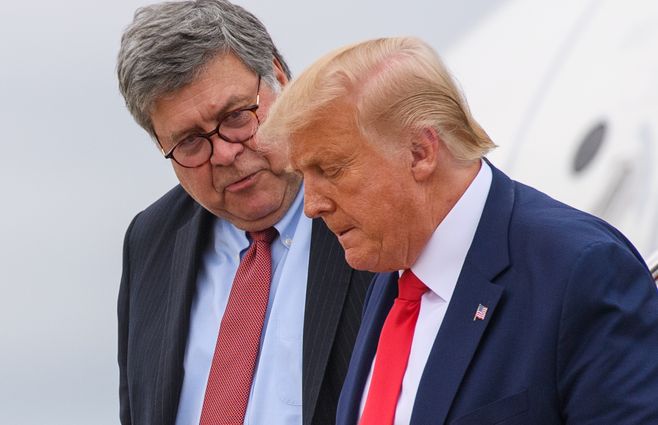 El fiscal general junto a Donald Trump en camino al Air Force One en setiembre de 2020