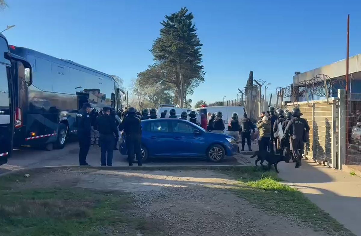 Trasladan a 800 presas desde la cárcel de mujeres hacia la nueva de Punta de Rieles