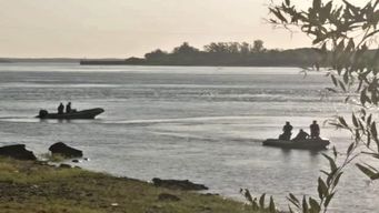 rescataron a dos argentinos que perdieron control de canobote en el rio uruguay
