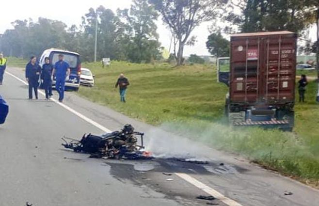 siniestro-moto-cobró-fuego-caminera.jpg