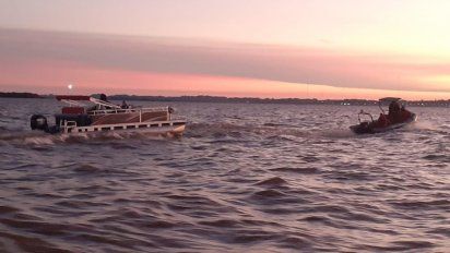 rescate en boya tupi: embarcacion con dos ocupantes se quedo sin maquinas