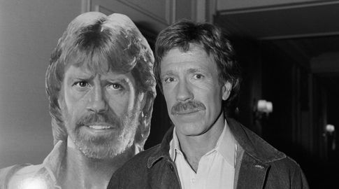 Foto: AFP. Chuck Norris posa en 1985 frente al cartel de la película Invasion USA en París. Foto: AFP. Chuck Norris posa en 1985 frente al cartel de la película Invasion USA en París.