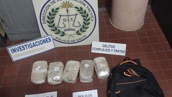 incautan mochila con cinco ladrillos de pasta base en omnibus que iba de montevideo a salto