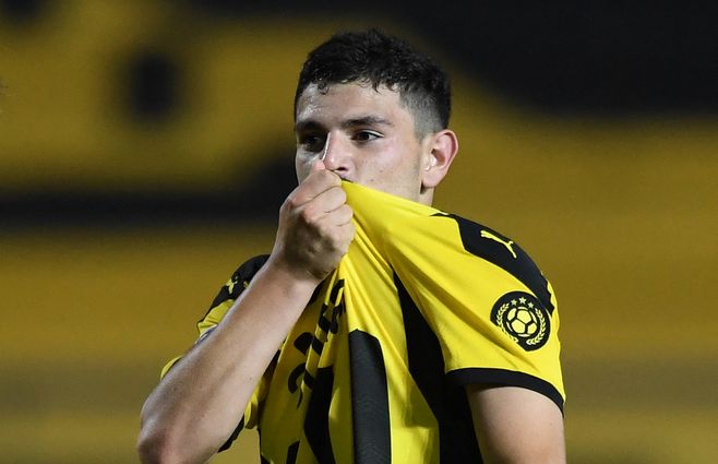 Canario Álvarez Martinez,, demoledor en el área. A los 19 años se convierte en titular indiscutido. No tiene techo.