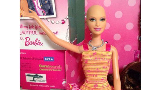Ella, la Barbie calva para ayudar a las niñas con cáncer