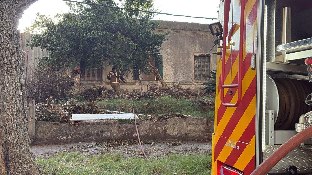 Controlan incendio en dos construcciones abandonadas de Malvín; Bomberos investiga las causas