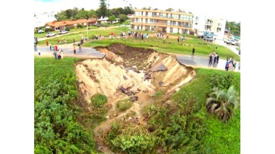 Impresionantes imágenes de calles erosionadas por el agua