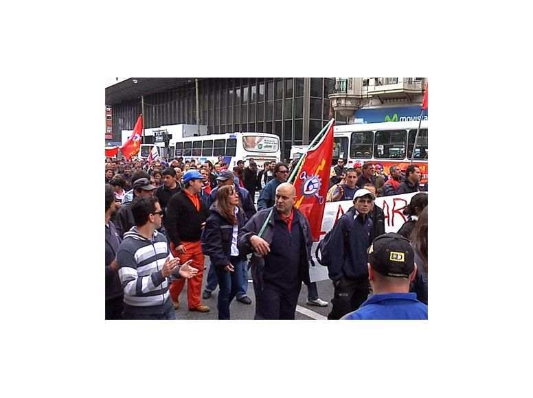 Metalúrgicos siguen de huelga y hoy marcharon por 18 de Julio