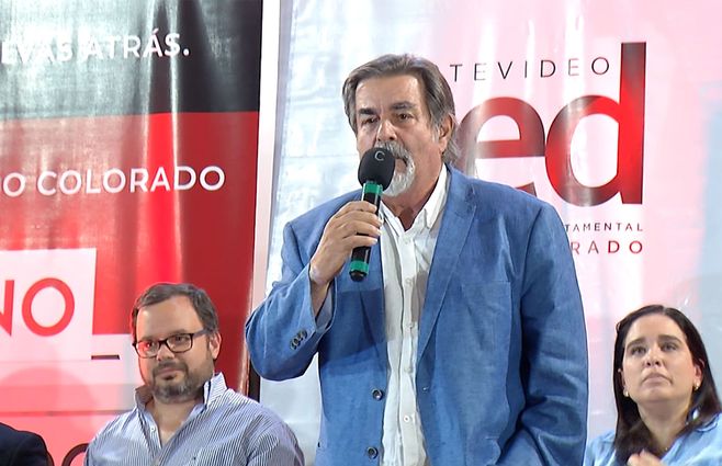 GUSTAVO-ZUBÍA-EN-ACTO-COLORADO.jpg
