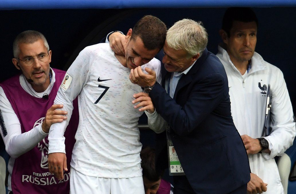 Griezmann-y-el-tecnico-AFP.jpg