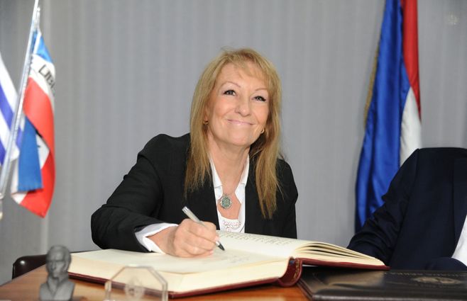 Carolina Cosse al asumir la presidencia interina. Foto: Presidencia.