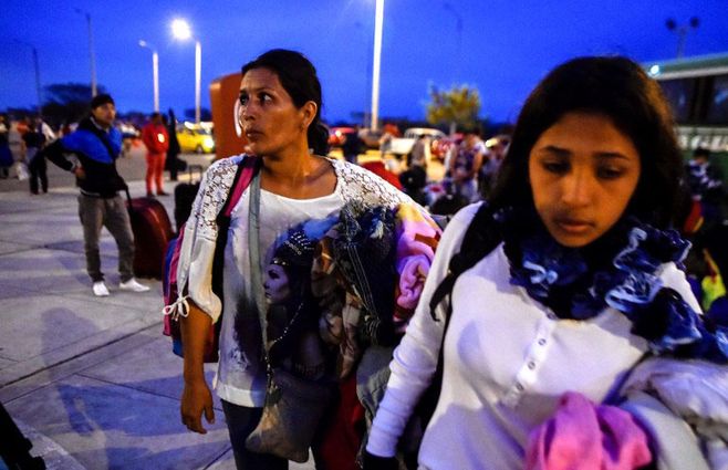 Edicth Landinez (L), 34 años, y su hija&nbsp; Nacari, 16, llegan a la oficina de Migraciones in Tumbes, Perú