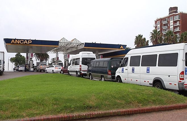 cola-estacion-ancap-desabastecimiento-nafta.jpg