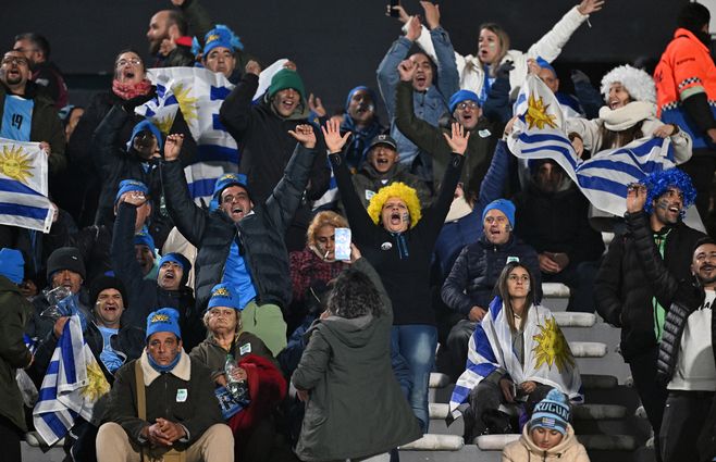 Hinchada celeste en el Centenario, para ver a Uruguay frente a Venezuela. Foto: AFP