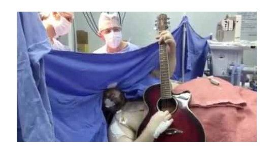 paciente con cancer toca la guitarra