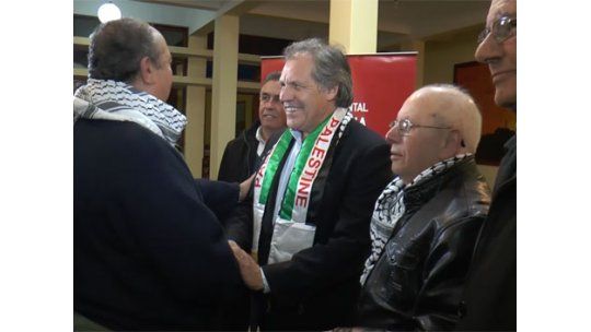 Almagro se reunió con árabes y se puso una bufanda palestina