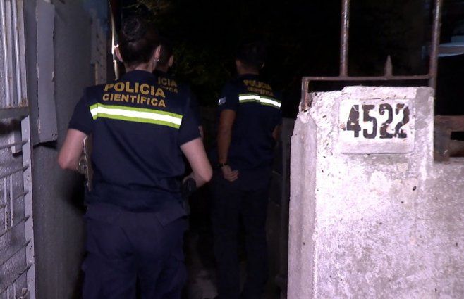 Foto: Subrayado. Policía Científica ingresa a la vivienda de la víctima, en La Teja, este viernes.