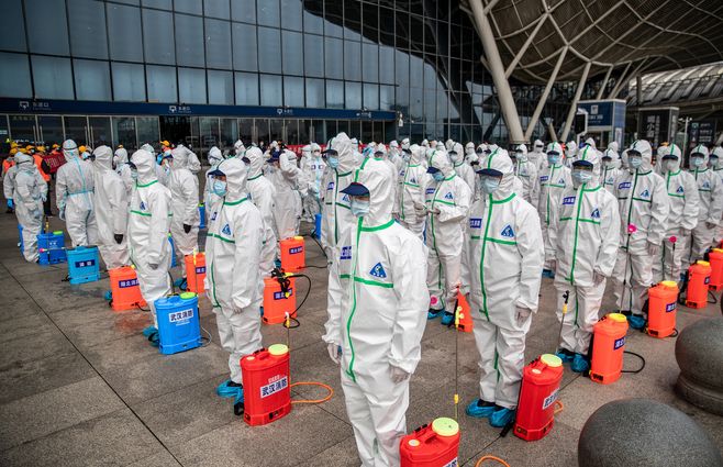 Personal sanitario desinfecta la terminal de trenes de Wuhan. La ciudad va volviendo a la normalidad. En una de sus ferias alimentarias, a fines de diciembre, tuvo lugar el primer contagio, presuntamente de un animal en venta.